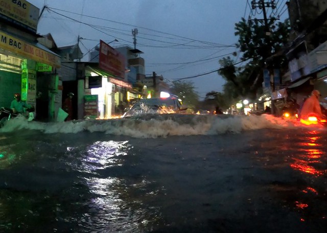 Đường phố Sài Gòn ngập kinh hoàng sau cơn mưa lớn, người dân vật lộn về nhà - Ảnh 11.