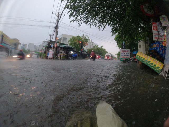 Đường phố Sài Gòn ngập kinh hoàng sau cơn mưa lớn, người dân vật lộn về nhà - Ảnh 3.