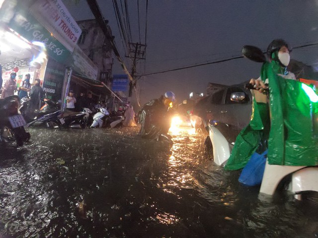 Đường phố Sài Gòn ngập kinh hoàng sau cơn mưa lớn, người dân vật lộn về nhà - Ảnh 4.