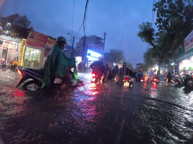 Đường phố Sài Gòn ngập kinh hoàng sau cơn mưa lớn, người dân vật lộn về nhà - Ảnh 5.