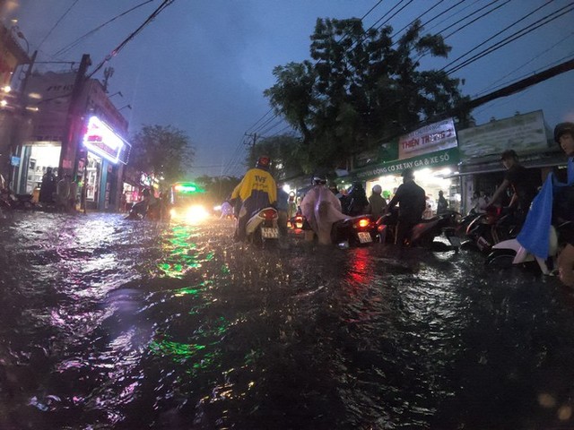 Đường phố Sài Gòn ngập kinh hoàng sau cơn mưa lớn, người dân vật lộn về nhà - Ảnh 6.