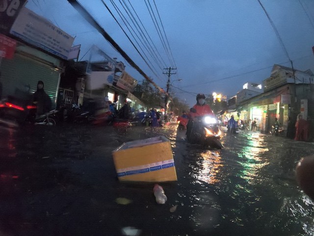 Đường phố Sài Gòn ngập kinh hoàng sau cơn mưa lớn, người dân vật lộn về nhà - Ảnh 7.
