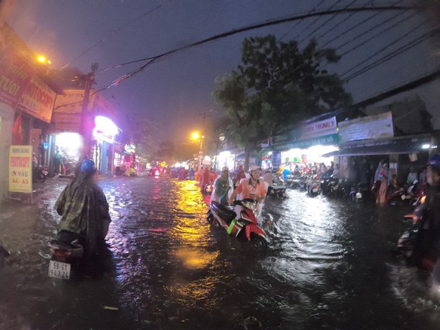 Đường phố Sài Gòn ngập kinh hoàng sau cơn mưa lớn, người dân vật lộn về nhà - Ảnh 8.