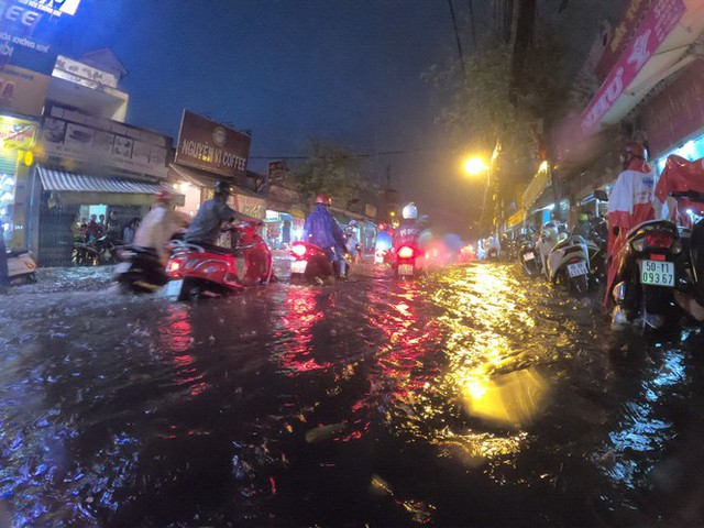 Đường phố Sài Gòn ngập kinh hoàng sau cơn mưa lớn, người dân vật lộn về nhà - Ảnh 9.