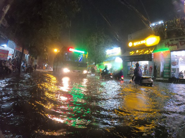 Đường phố Sài Gòn ngập kinh hoàng sau cơn mưa lớn, người dân vật lộn về nhà - Ảnh 10.