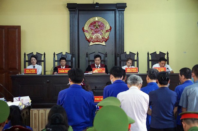 Hai cựu cán bộ giáo dục nhận tiền tỷ nâng điểm lĩnh 19-21 năm tù - Ảnh 4. Hai cựu cán bộ giáo dục nhận tiền tỷ nâng điểm lĩnh 19-21 năm tù - Ảnh 4.