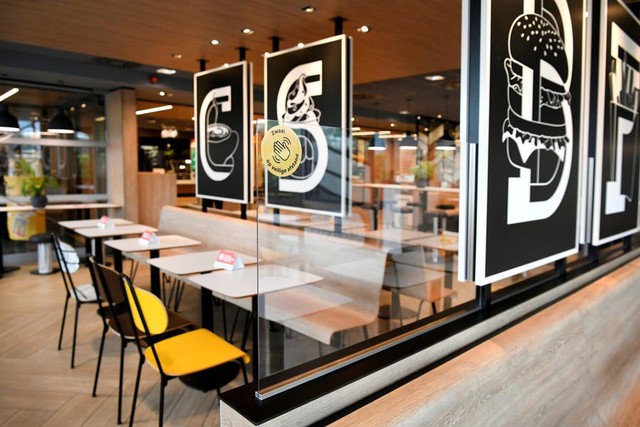 McDonald’s thử nghiệm thiết kế nhà hàng kiểu mới để chống Covid-19 - Ảnh 1.