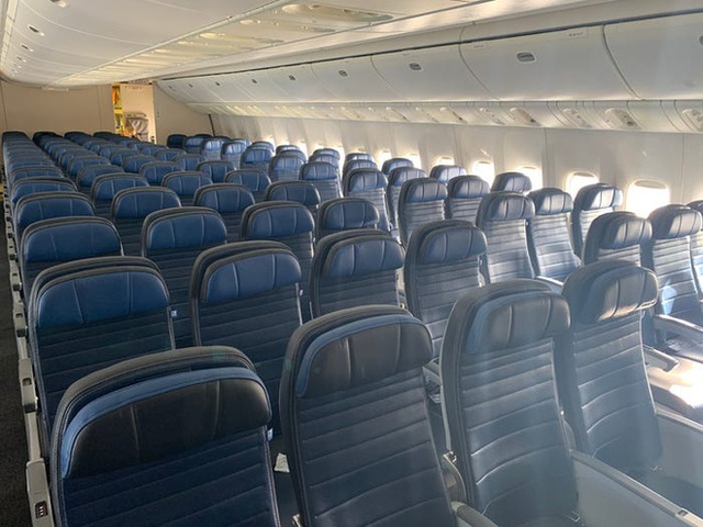 Giải pháp mới cho các hãng hàng không mùa Covid-19: Xếp ghế ngồi theo kiểu giở đầu đuôi để hạn chế hành khách tiếp xúc gần - Ảnh 1.