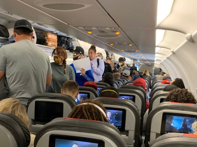 Giải pháp mới cho các hãng hàng không mùa Covid-19: Xếp ghế ngồi theo kiểu giở đầu đuôi để hạn chế hành khách tiếp xúc gần - Ảnh 2.