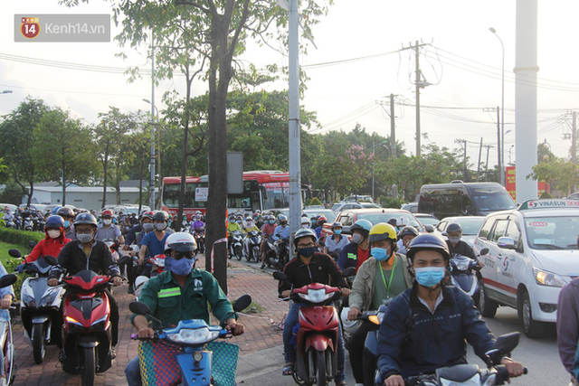 Ảnh: Người dân vội vã đi làm, học sinh quay trở lại trường học khiến đường Sài Gòn kẹt xe không lối thoát từ sáng sớm - Ảnh 13.