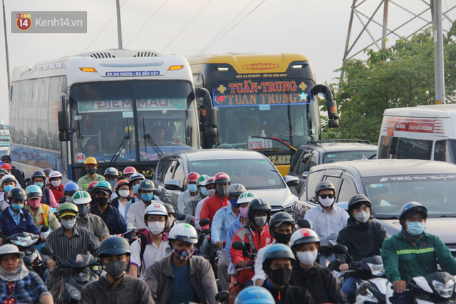 Ảnh: Người dân vội vã đi làm, học sinh quay trở lại trường học khiến đường Sài Gòn kẹt xe không lối thoát từ sáng sớm - Ảnh 19.