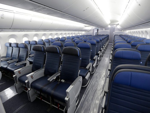 Giải pháp mới cho các hãng hàng không mùa Covid-19: Xếp ghế ngồi theo kiểu giở đầu đuôi để hạn chế hành khách tiếp xúc gần - Ảnh 3.
