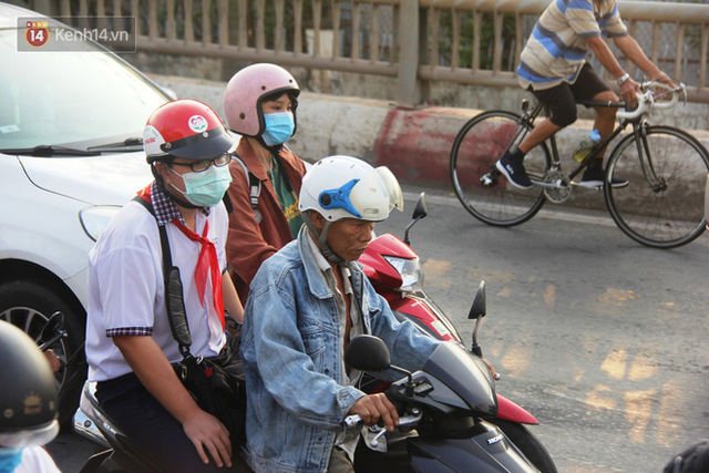 Ảnh: Người dân vội vã đi làm, học sinh quay trở lại trường học khiến đường Sài Gòn kẹt xe không lối thoát từ sáng sớm - Ảnh 6.