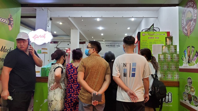  Nắng nóng đầu hè, hàng kem nổi tiếng Hà Nội chật cứng người - Ảnh 4.