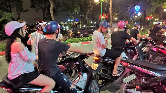  Nắng nóng đầu hè, hàng kem nổi tiếng Hà Nội chật cứng người - Ảnh 8.