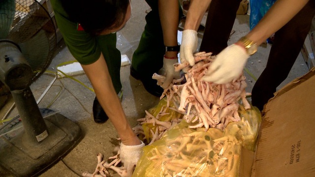 Hà Nội: Phát hiện hơn 6 tấn chân gà, tim lợn không rõ nguồn gốc, bảo quản rất mất vệ sinh - Ảnh 2.