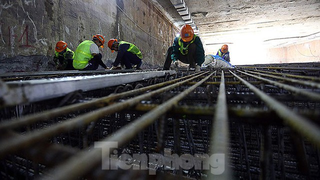 Công nhân làm việc dưới hầm sâu 19 mét ga Nhổn - Ga Hà Nội ngày nắng nóng - Ảnh 2.