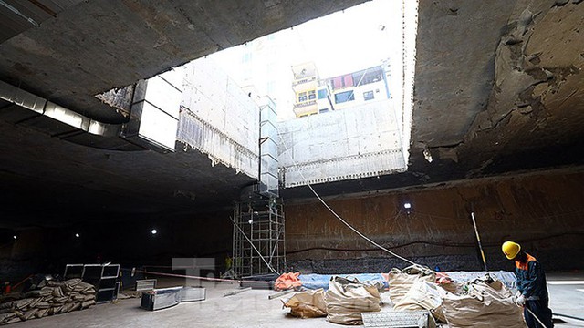 Công nhân làm việc dưới hầm sâu 19 mét ga Nhổn - Ga Hà Nội ngày nắng nóng - Ảnh 3.