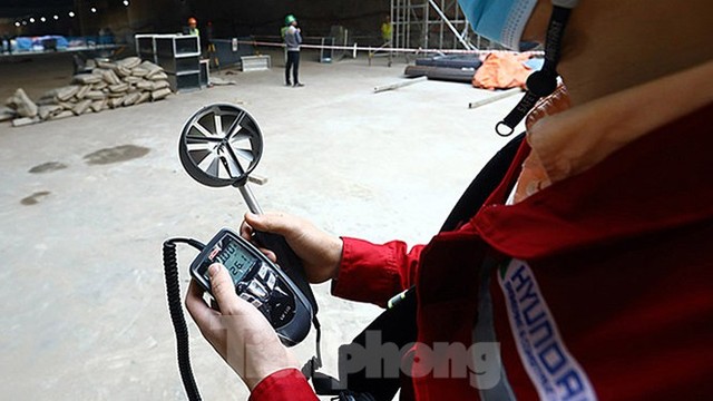 Công nhân làm việc dưới hầm sâu 19 mét ga Nhổn - Ga Hà Nội ngày nắng nóng - Ảnh 5.