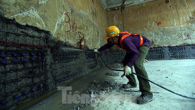 Công nhân làm việc dưới hầm sâu 19 mét ga Nhổn - Ga Hà Nội ngày nắng nóng - Ảnh 7.