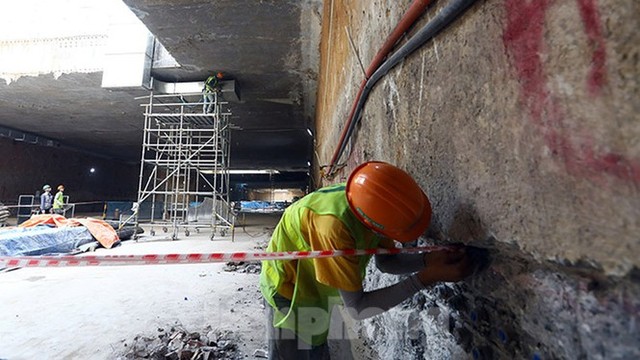 Công nhân làm việc dưới hầm sâu 19 mét ga Nhổn - Ga Hà Nội ngày nắng nóng - Ảnh 8.