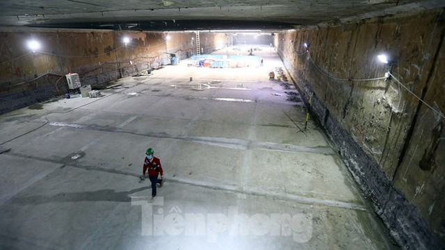 Công nhân làm việc dưới hầm sâu 19 mét ga Nhổn - Ga Hà Nội ngày nắng nóng - Ảnh 9.
