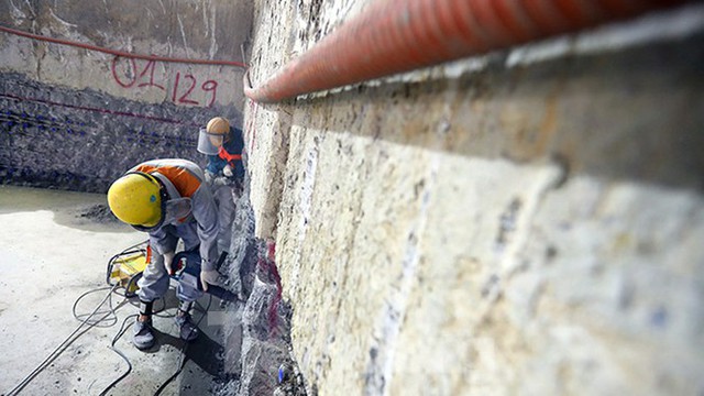 Công nhân làm việc dưới hầm sâu 19 mét ga Nhổn - Ga Hà Nội ngày nắng nóng - Ảnh 10.