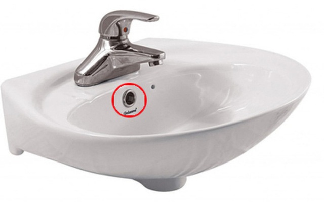 Lỗ nhỏ trên bồn rửa mặt, hình ảnh rất quen thuộc nhưng không phải ai cũng biết vì sao nó lại ở đó - Ảnh 2.