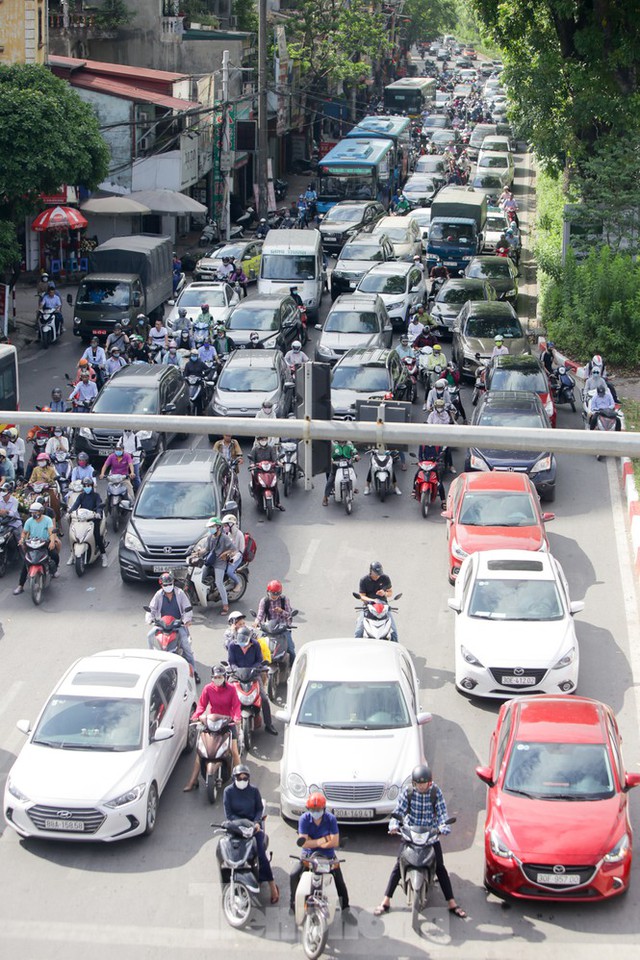 Người dân Hà Nội khổ sở ra đường trong ngày đầu đợt cao điểm nắng nóng - Ảnh 12.