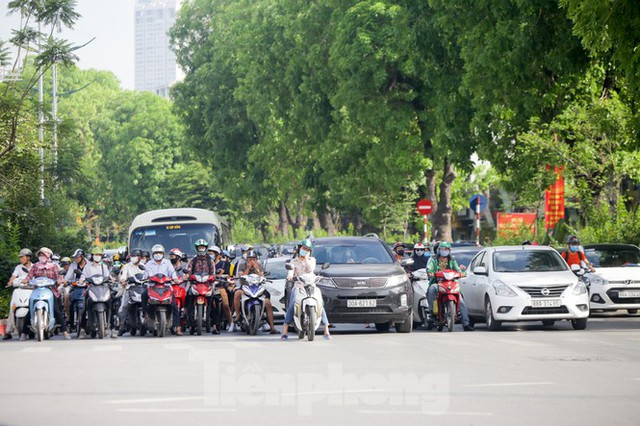 Người dân Hà Nội khổ sở ra đường trong ngày đầu đợt cao điểm nắng nóng - Ảnh 3.