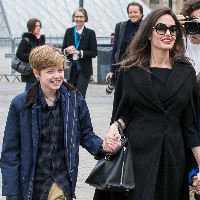Câu chuyện về cô con gái ruột nhà Angelina Jolie và Brad Pitt: Sinh ra dưới ánh hào quang của cha mẹ nổi tiếng cho tới biểu tượng của cộng đồng LGBT - Ảnh 14. Câu chuyện về cô con gái ruột nhà Angelina Jolie và Brad Pitt: Sinh ra dưới ánh hào quang của cha mẹ nổi tiếng cho tới biểu tượng của cộng đồng LGBT - Ảnh 14.