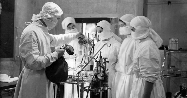 Phòng chăm sóc đặc biệt: Từ áp lực Thế chiến II, phát triển nhờ bệnh bại liệt cho đến công thần mùa dịch Covid-19 - Ảnh 2.