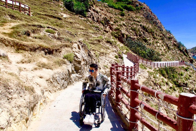 Đi phượt 30 tỉnh/thành bằng xe lăn, nam thanh niên 29 tuổi mong có bằng lái quốc tế để chinh phục các nước láng giềng - Ảnh 12.