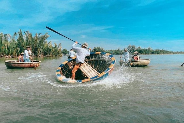Ngỡ ngàng “miền Tây thu nhỏ” giữa lòng Hội An: Rừng dừa xanh mướt hơn 100 ha, trải nghiệm từ đánh cá, đập nồi đến màn múa thúng cảm giác mạnh có “1-0-2” - Ảnh 9. Ngỡ ngàng “miền Tây thu nhỏ” giữa lòng Hội An: Rừng dừa xanh mướt hơn 100 ha, trải nghiệm từ đánh cá, đập nồi đến màn múa thúng cảm giác mạnh có “1-0-2” - Ảnh 9.