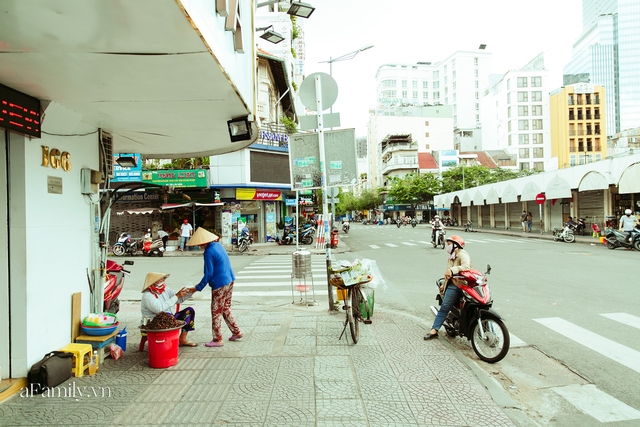 Hàng ốc xào kỳ lạ nhất Sài Gòn chỉ bán 1 món suốt 2 đời, giá tận 120k/lon ốc toàn nhà giàu hay giới sành ăn mới dám mua ship thẳng luôn sang Mỹ - Ảnh 22.