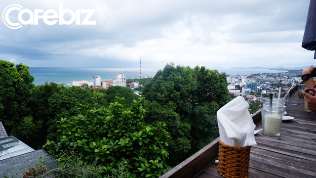 Khám phá quán cà phê ở Phú Quốc được đề xuất must try trên nhiều web du lịch nổi tiếng: Kiến trúc độc đáo, tầm nhìn toàn cảnh ‘đảo ngọc’, dịch vụ chuẩn quốc tế - Ảnh 7.