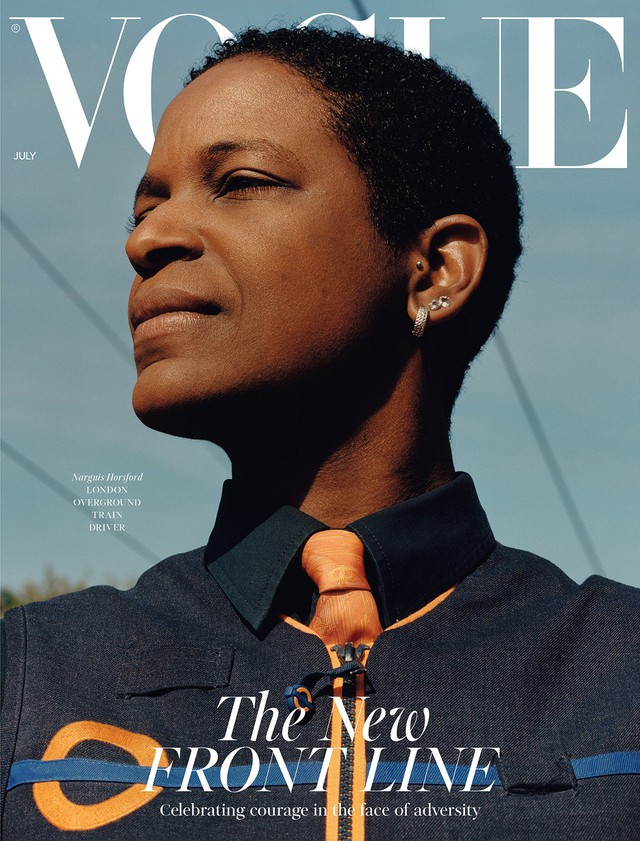 Bìa tạp chí thời trang nổi tiếng Vogue UK bất ngờ tôn vinh 3 người phụ nữ bình thường - Ảnh 1.