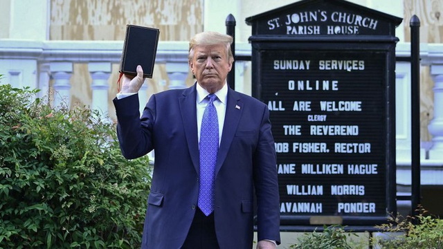 Cảnh sát bắn hơi cay dọn đường, TT Trump phát biểu giữa tiếng trực thăng và tiếng la ó - Ảnh 2. Cảnh sát bắn hơi cay dọn đường, TT Trump phát biểu giữa tiếng trực thăng và tiếng la ó - Ảnh 2.