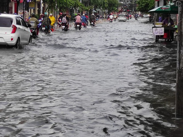 Nhiều tuyến đường Sài Gòn biến thành sông sau cơn mưa cuối tuần - Ảnh 1.