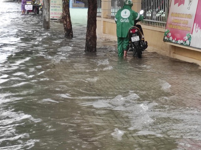 Nhiều tuyến đường Sài Gòn biến thành sông sau cơn mưa cuối tuần - Ảnh 2.