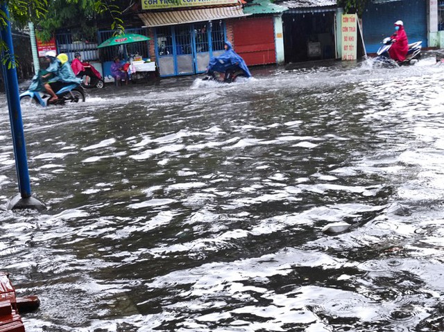 Nhiều tuyến đường Sài Gòn biến thành sông sau cơn mưa cuối tuần - Ảnh 3.