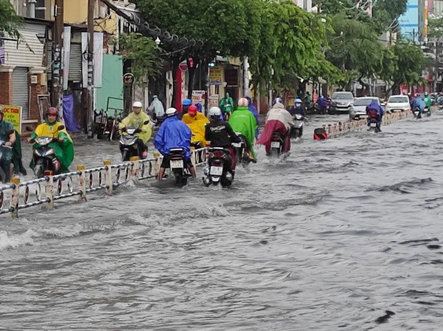 Nhiều tuyến đường Sài Gòn biến thành sông sau cơn mưa cuối tuần - Ảnh 4.