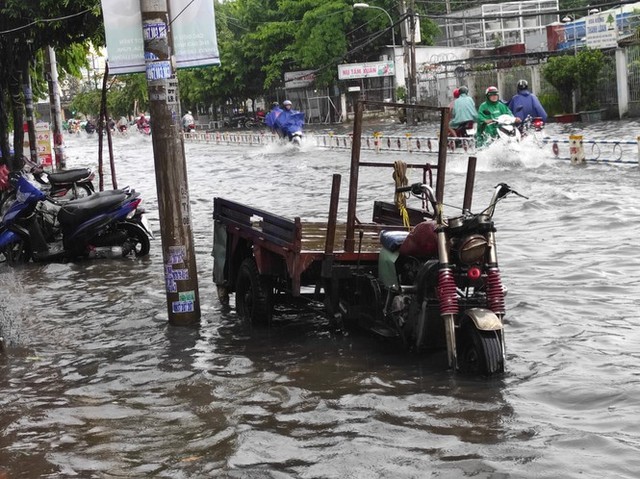 Nhiều tuyến đường Sài Gòn biến thành sông sau cơn mưa cuối tuần - Ảnh 5.