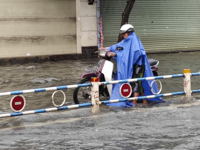 Nhiều tuyến đường Sài Gòn biến thành sông sau cơn mưa cuối tuần - Ảnh 6.