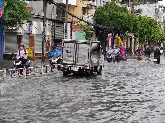 Nhiều tuyến đường Sài Gòn biến thành sông sau cơn mưa cuối tuần - Ảnh 7.