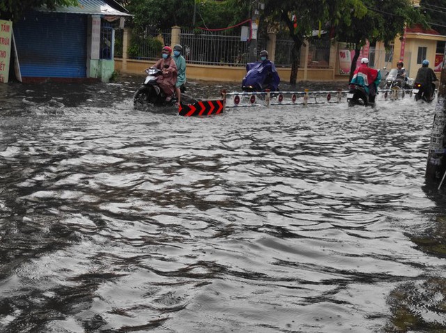 Nhiều tuyến đường Sài Gòn biến thành sông sau cơn mưa cuối tuần - Ảnh 8.