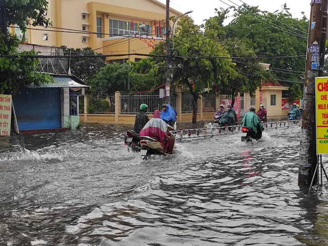 Nhiều tuyến đường Sài Gòn biến thành sông sau cơn mưa cuối tuần - Ảnh 9.
