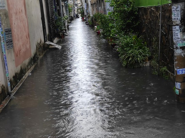 Nhiều tuyến đường Sài Gòn biến thành sông sau cơn mưa cuối tuần - Ảnh 10.