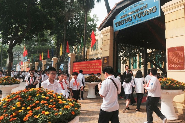Hà Nội: Người phụ nữ mặc trang phục xe ôm công nghệ lừa đón học sinh trước cổng trường - Ảnh 1.
