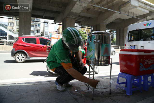 Hà Nội: Giữa nắng nóng kinh hoàng, có 1 quán trà chanh với khăn lạnh miễn phí giúp người lao động nghèo giải nhiệt sau giờ lao động vất vả - Ảnh 11.
